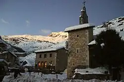 Church and school in Las Salas, Crémenes