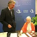 Jane Goodall signs the declaration in New York, 26 September 2007