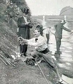 The fisherman in the spotlight wears an outfit similar to that of the gymnasts of the time: white shirt and flannel belt; he is also shown in a sporty position. Angling is clearly shown there as a sport equal to others. The member of the jury, in full dark uniform with a top hat, adds to the seriousness of the situation. He conscientiously notes in his notebook the competitor's meager catch.
