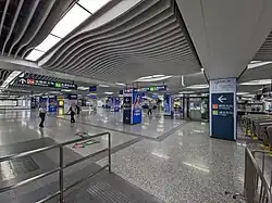 Concourse of Line 2 & 4