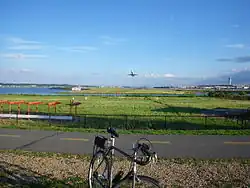 Watching airplanes take off from Gravelly Point