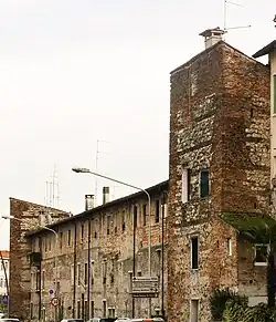Houses using the medieval wall as a rear structure