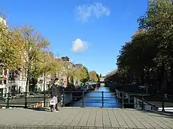 Nieuwe Prinsengracht in an easterly direction, seen from the bridge at the Amstel