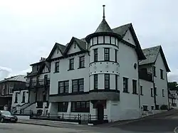 The building's northeastern corner, at Queen's Gardens