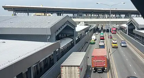 The Pink Line platforms of Wat Phra Sri Mahathat station are parallel to the road bridge, underneath Sukhumvit Line platforms.