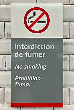 Smoking prohibition sign which reads "No smoking" in French, English, and Spanish