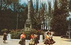 Historic postcard of Parque de los Mártires, circa 1945–50, at the moment was named Parque Martí, to honor José Martí (bust at the back), it was later renamed to honor all Independence fighters, to whom the truncated pillar monument was built.