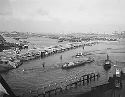The Pontsteiger under construction, in the background the Houthaven with floating beams (16 January 1956)