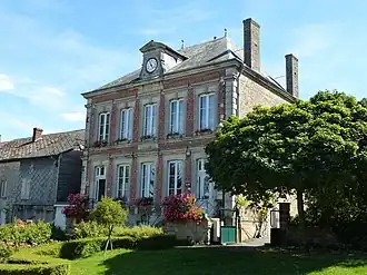 The town hall in Puiseux