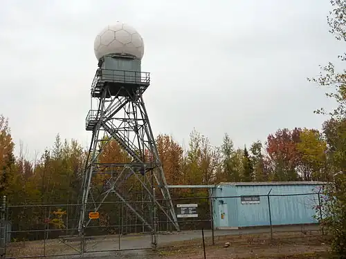 Villeroy radar (a WSR-98E), 75&nbsp;km southwest of Quebec City : tower and radome to the left, transmitter and receiver in the building on the right.