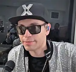 Eduardo Gómez speaks on a microphone.