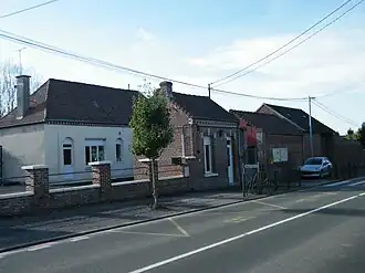 The town hall and school in Roiglise