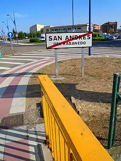 View of a street sign indicating the exit of San Andrés del Rabanedo
