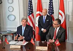 Essebsi oversees a MOU between his adviser Mohsen Marzouk and John Kerry in 2015.