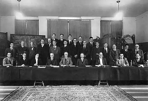Ninth Conference, 1951. Left to right, sitting: Crussaro, Allen, Cauchois, Borelius, Bragg, Møller, Sietz, Hollomon, Frank; middle row: Rathenau&nbsp;[nl], Koster, Rudberg&nbsp;[sv], Flamache, Goche, Groven, Orowan, Burgers, Shockley, Guinier, C.S. Smith, Dehlinger&nbsp;[de], Laval, Henriot; top row: Gaspart, Lomer, Cottrell, Homes, Curien