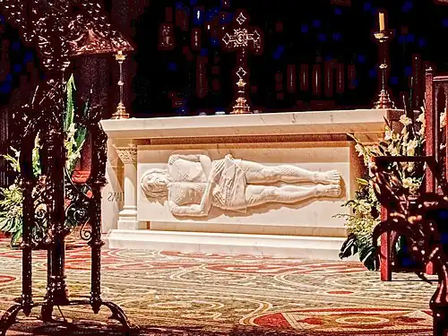 Decoration of the Low Altar includes a relief sculpture of the body of Jesus based on the Shroud of Turin