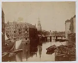 Rapenburgwal in the direction of Oude Schans. Left: Uilenburgergracht entrance. c. 1895