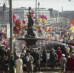 Balloon-filled festivities in 1959–1960, with Erik Bruun's 1959 Jaffa palm tree poster in the background