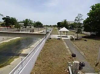 A view from the bridge of Parque Lineal Veredas del Labrador, looking south