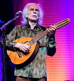 Howe playing a Spanish laúd with Yes in 2024
