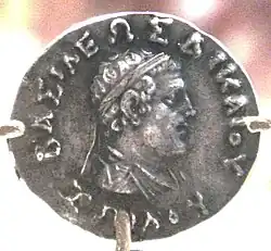 Another silver coin of Zoilus I. The Obverse, showing the King wearing a royal diadem, and with the Greek legend: ΒΑΣΙΛΕΩΣ ΔΙΚΑΙΟΥ ΖΩΙΛΟΥ, Basileōs Dikaiou Zōilou, "Of King Zoilus the Just".